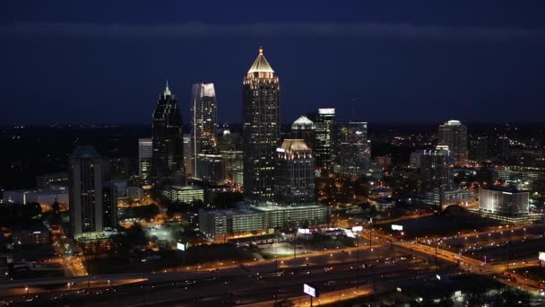 Trafic et le Midtown Atlanta skyline — Video