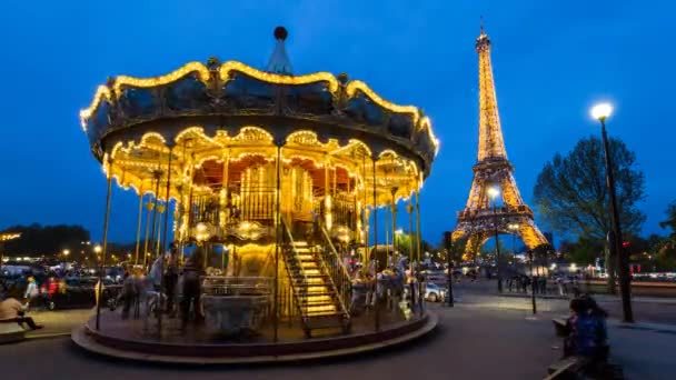 Carrusel debajo de la Torre Eiffel al atardecer — Vídeos de Stock