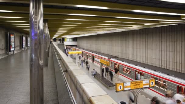 Pociąg w stacji metra w Pradze — Wideo stockowe