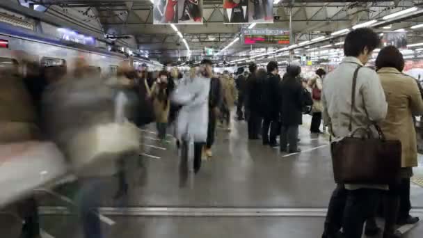 Οι επιβάτες περπατούν στο σταθμό Σιμπούγια — Αρχείο Βίντεο