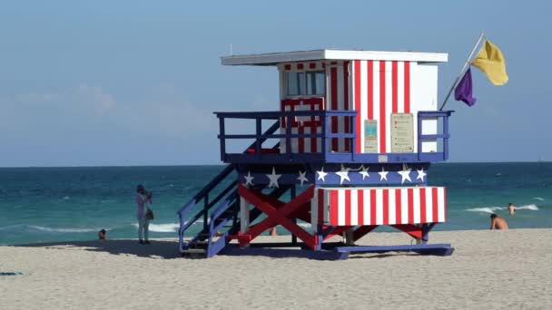 Miami Beach Art Deco tarzı Cankurtaran kulübe — Stok video