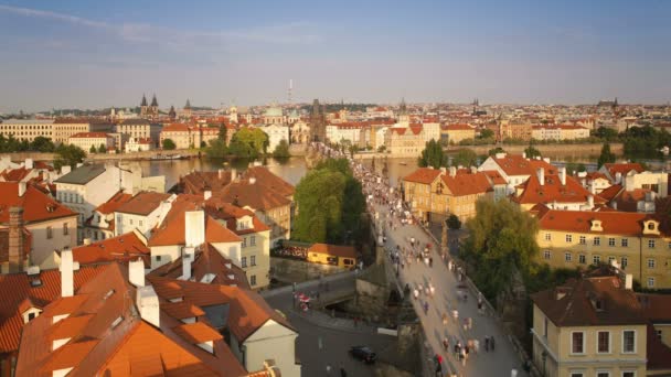 Puente de Carlos sobre el río Vitava, Praga — Vídeo de stock