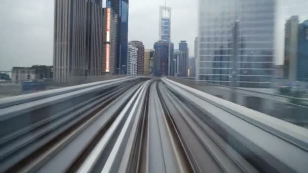 Fahrt mit der Hochbahn in Dubai — Stockvideo