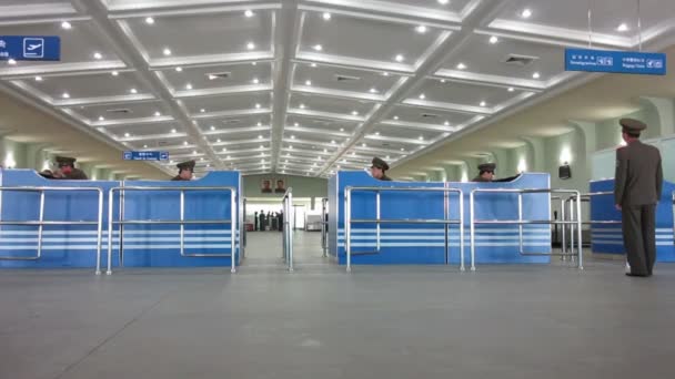 Pyongyang International airport arrivals and departures hall — Stock Video