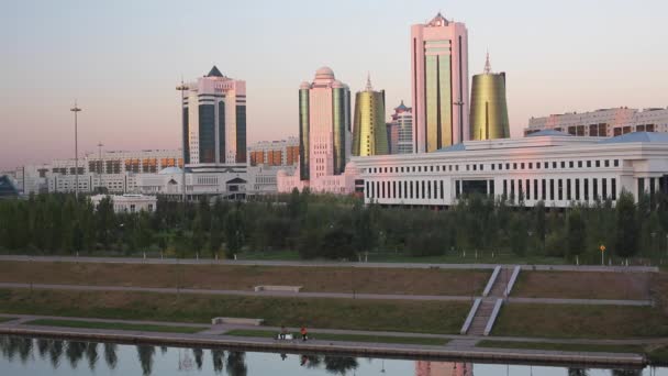 Città che riflette nel fiume Isahim, Astana — Video Stock