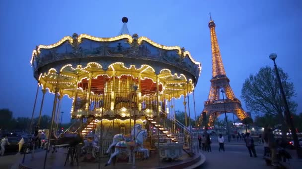 Carrusel debajo de la Torre Eiffel al atardecer — Vídeos de Stock