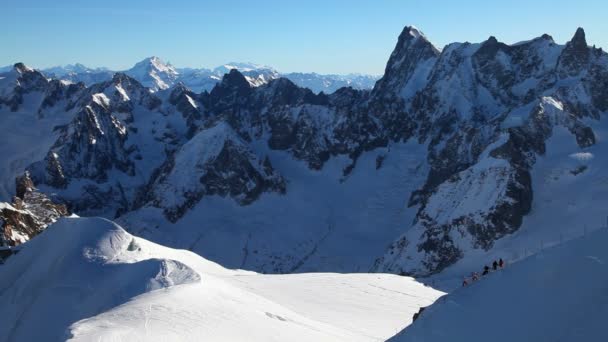 Skiërs aan het begin van de Aiguille du Midi — Stockvideo