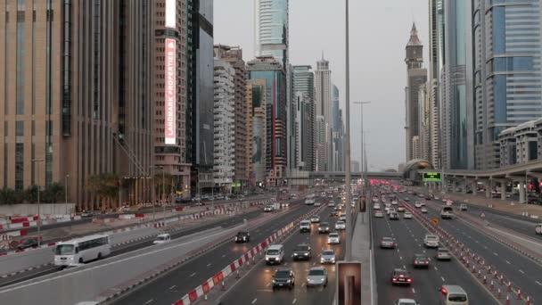 Tráfico en Sheikh Zayed Road, Dubai — Vídeo de stock