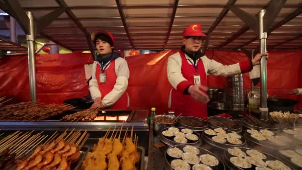 Donghuamen gece pazarı, Beijing — Stok video