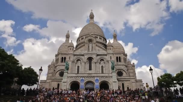 Touristes sur les marches de la Basilique du Sacré-Cœur — Video