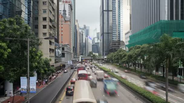 交通畅顺沿香港告士打道 — 图库视频影像