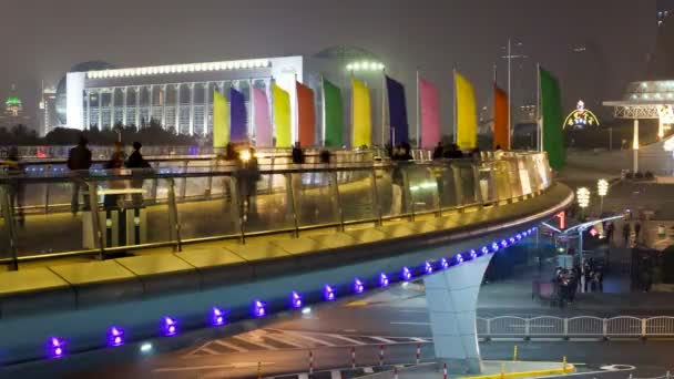 Passerelle piétonne au-dessus d'un rond-point de la circulation, Shanghai — Video