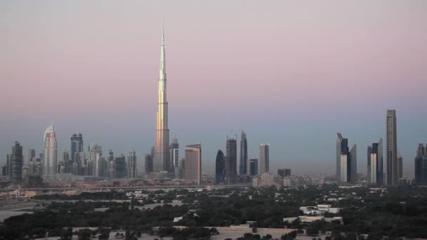 De skyline van Dubai met de Burj Khalifa — Stockvideo