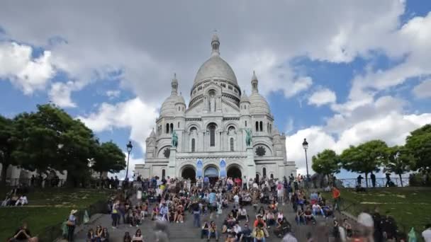 Toeristen op de trappen van Basilique du Sacre-Coeur — Stockvideo