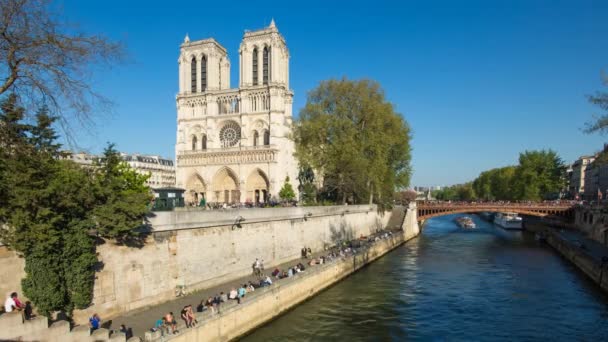 Turisté mimo katedrálu Notre Dame v Paříži — Stock video