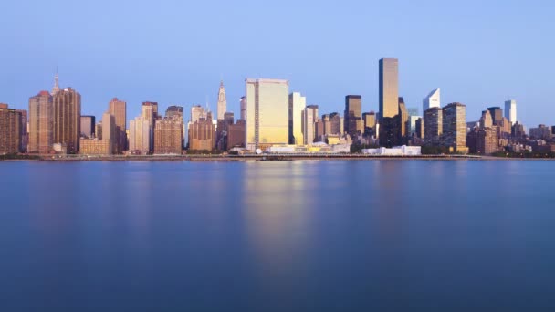 Мидтаун Манхэттен, Нью-Йорк на фоне линии горизонта — стоковое видео