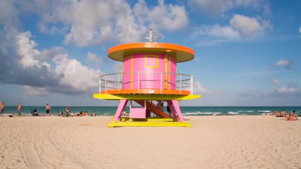 Miami Beach Art Deco tarzı Cankurtaran kulübe — Stok video