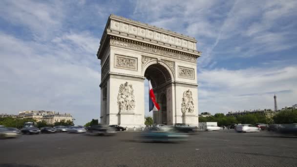 Paris'te Arc de Triomphe trafik — Stok video