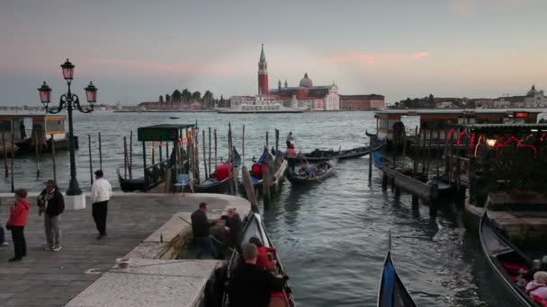 Quay in San Marcoplein met gondels — Stockvideo