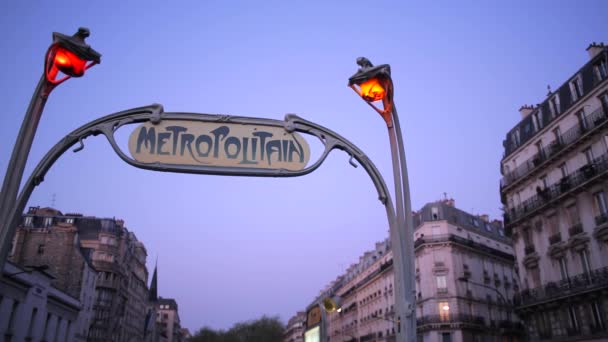 Art deco Metropolitain sinal — Vídeo de Stock