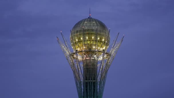 Bayterek Tower's nacht verlicht — Stockvideo