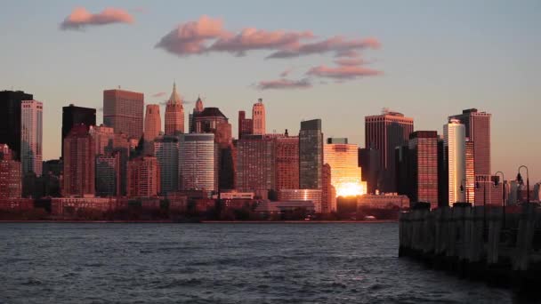 Downtown Manhattan skyline po drugiej stronie rzeki Hudson — Wideo stockowe