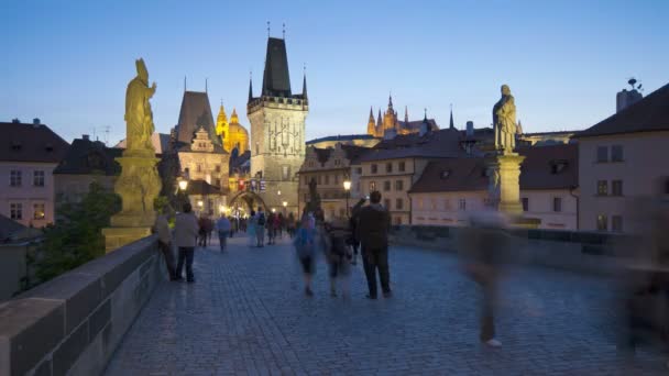 Osvětlený Karlův most, Praha — Stock video