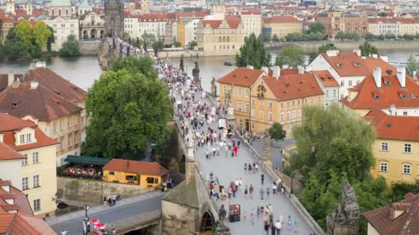 Puente de Carlos sobre el río Vitava, Praga — Vídeo de stock