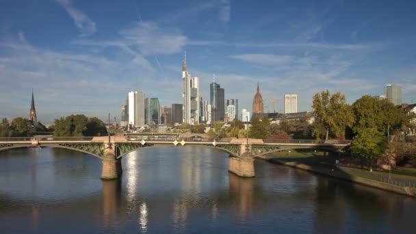 Nehir kıyısında şehir silueti, Frankfurt — Stok video