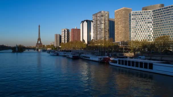 Rivier de seine en de eiffel toren, Parijs — Stockvideo