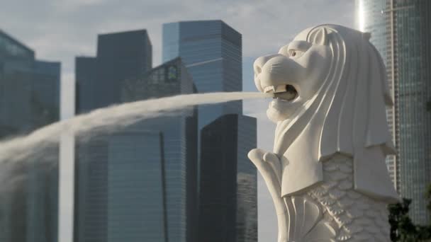 Το Merlion άγαλμα με το City στον ορίζοντα, Σιγκαπούρη — Αρχείο Βίντεο