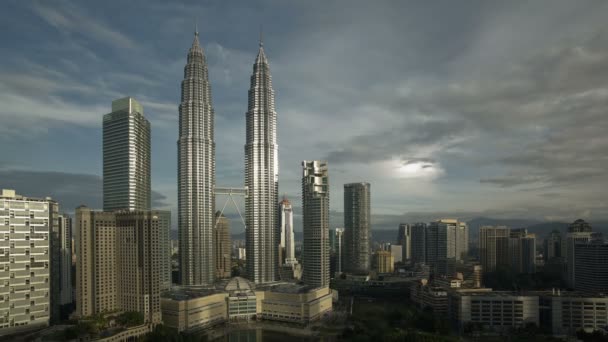 Steel and glass structures of the twin Petronas Towers — Stock Video