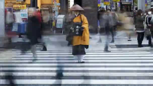 Sacerdote sintoísta buscando donaciones, Tokio — Vídeos de Stock
