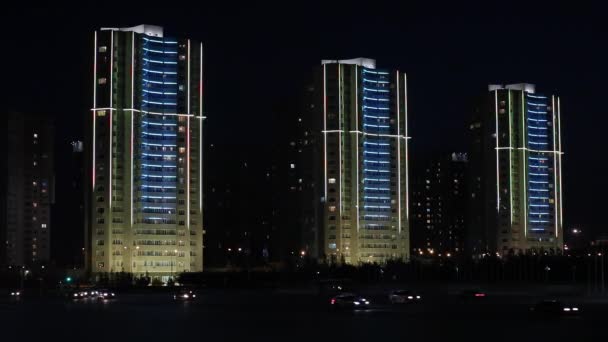 Nacht tijd verlichting op gebouwen — Stockvideo