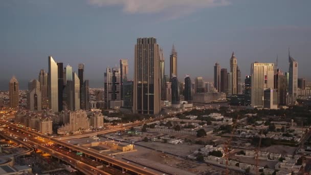 Trafic de Dubaï et immeubles de grande hauteur — Video