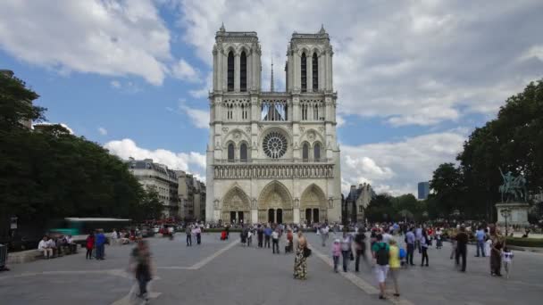 Cathédrale Notre Dame avec des touristes visitant — Video