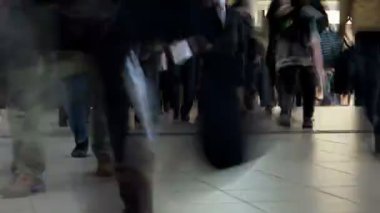 Shibuya İstasyonu'ndan yürüyen yolcular