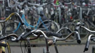 Amsterdam'da park etmiş bisikletler