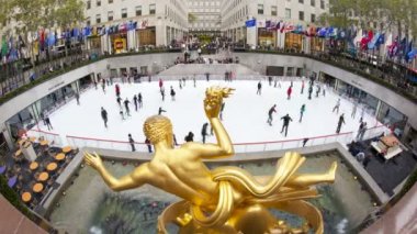 Rockefeller Centre binasının altındaki Buz Pateni Pisti
