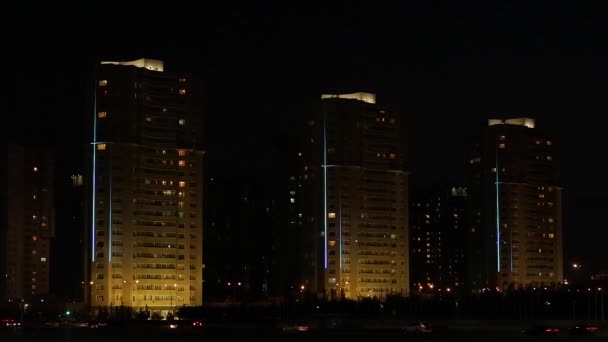 Gece saat aydınlatma binalar üzerinde — Stok video