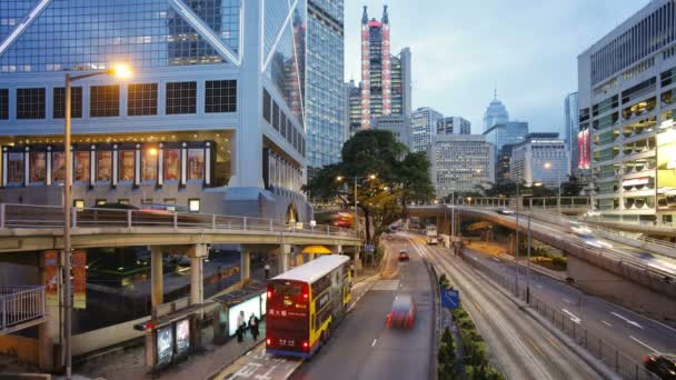 Vozidla pohybující se podél Queensway, Hongkong — Stock video