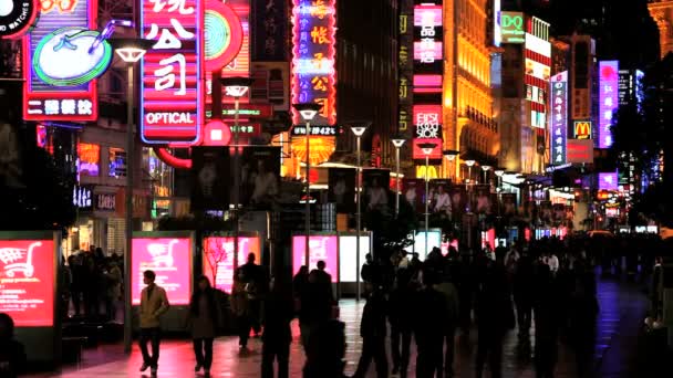 Neonskyltar ovan butiker längs Nanjing Road — Stockvideo