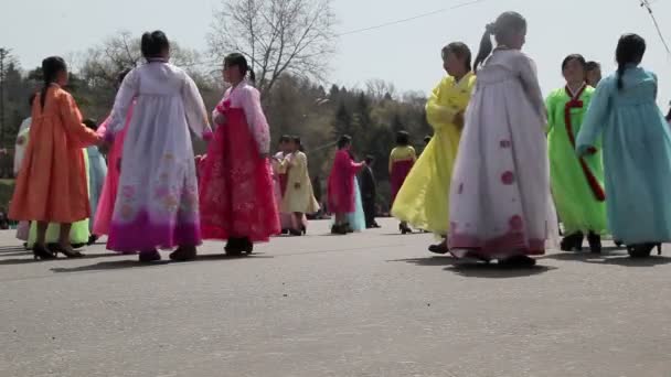 Massentanz auf den Straßen von Pjöngjang — Stockvideo