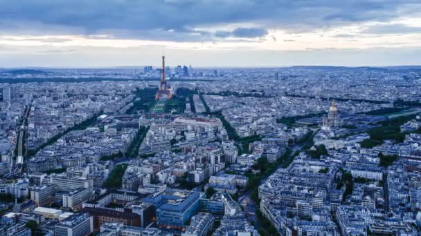 A párizsi Eiffel-torony és a város látképe — Stock videók