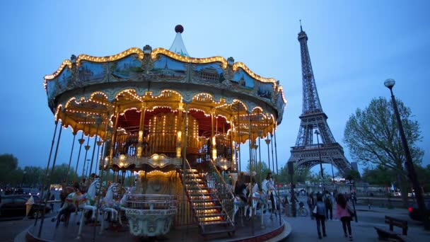 Carrusel debajo de la Torre Eiffel al atardecer — Vídeos de Stock