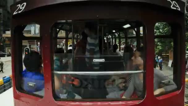 Tram qui circule dans le centre de l'île de Hong Kong — Video