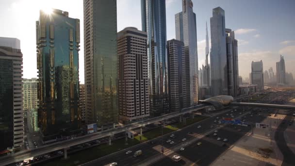 Dubai verkeer en hoge gebouwen — Stockvideo