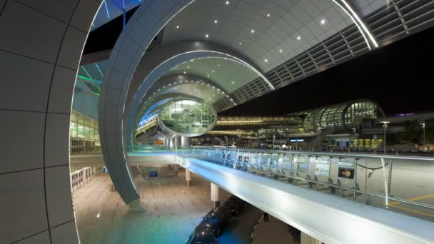 Οι άνθρωποι που φθάνουν και αναχωρούν από Διεθνές Αεροδρόμιο Ντουμπάι — Αρχείο Βίντεο