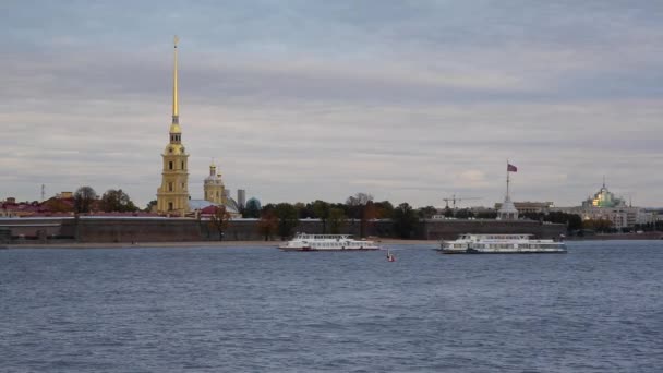 Peter och Paul Fortress på Neva vid floden — Stockvideo