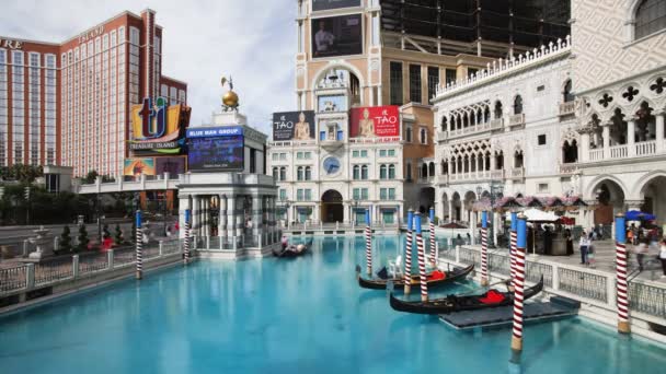 Gondoler i kanalerna på Venetian Casino på The Strip, Las Vegas — Stockvideo
